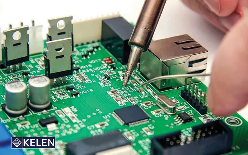 آشنایی با 10 نوع از بردهای مدار چاپی (PCB) و کاربردهای آن ها 3 کارکردن روی PCB